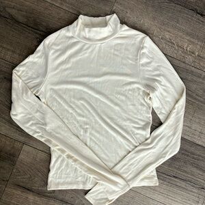 Cream fitted Fall Turtle Neck Size Small